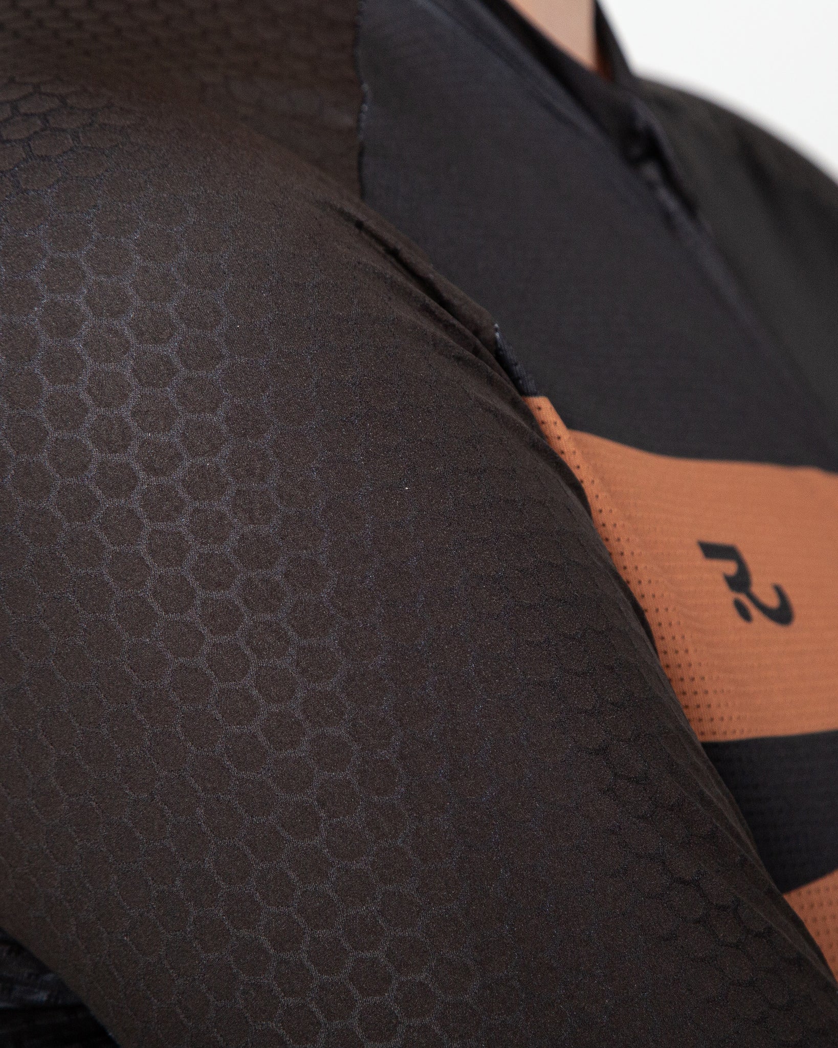 close up to aero sleeve for road cycling