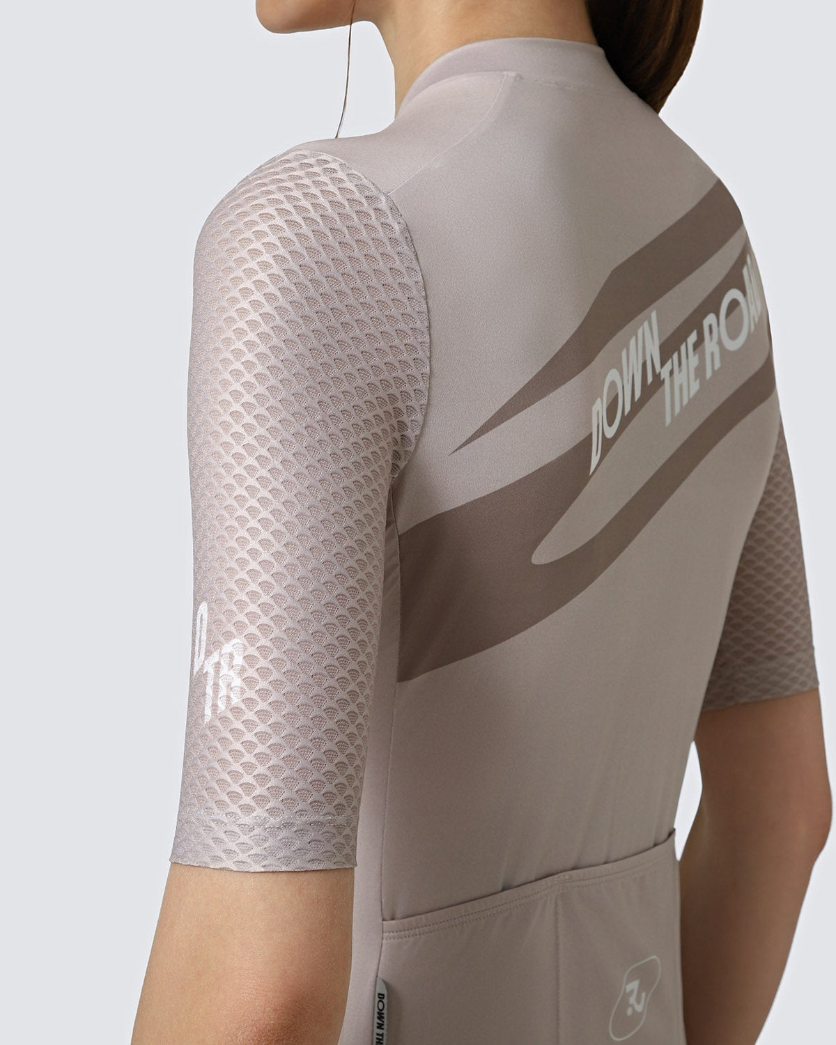 Women's Motion cycling jersey in Dune Brown, sleeve detail